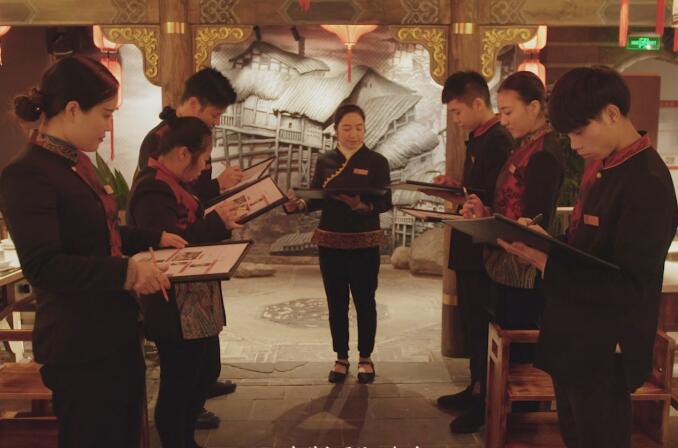 九宮格火鍋加盟店，如何合理為員工安排工作？