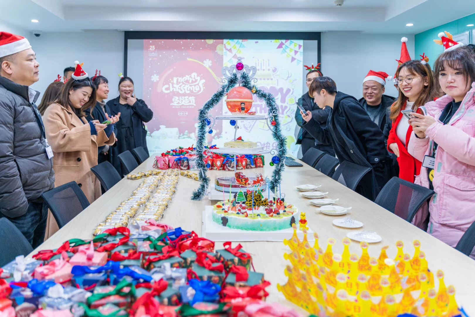 朝天門火鍋?zhàn)４蠹沂フQ節(jié)快樂(lè)！