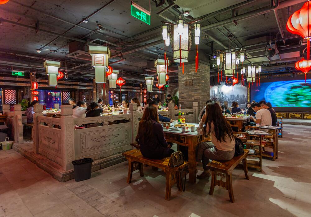 打卡網(wǎng)紅城市重慶，少不了吃一頓朝天門火鍋！