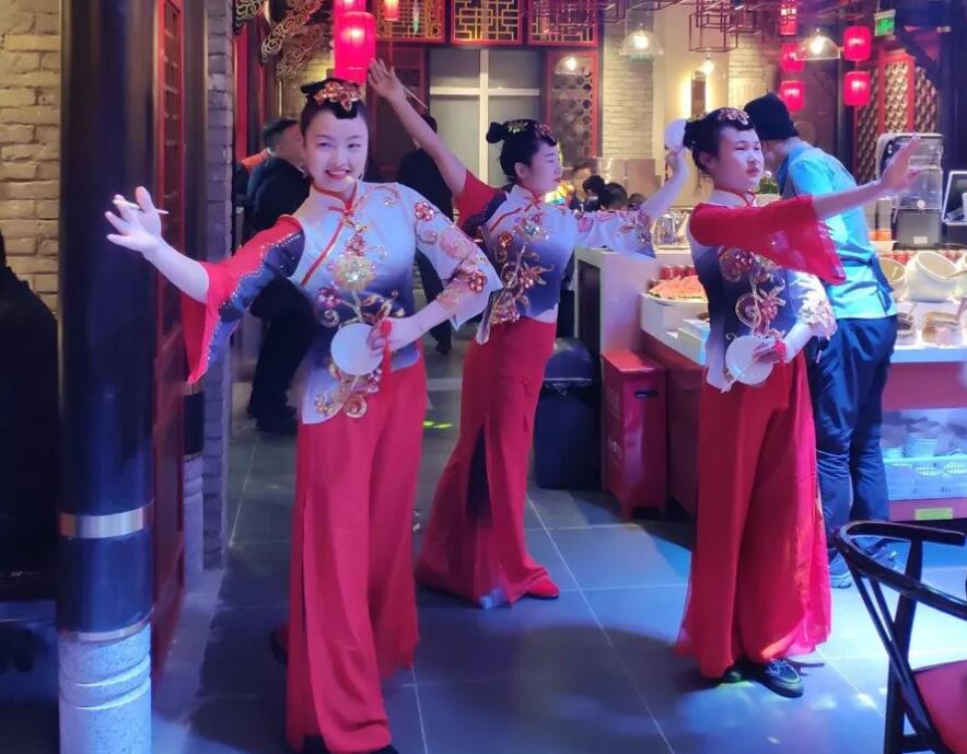 朝天門火鍋的裝修是統(tǒng)一的風(fēng)格和模板嗎？