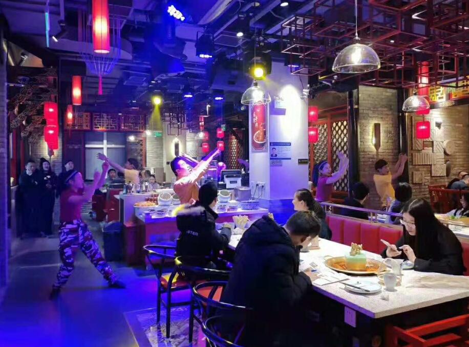 吃火鍋千萬別把毛肚倒進鍋內煮，燙著吃才更脆！