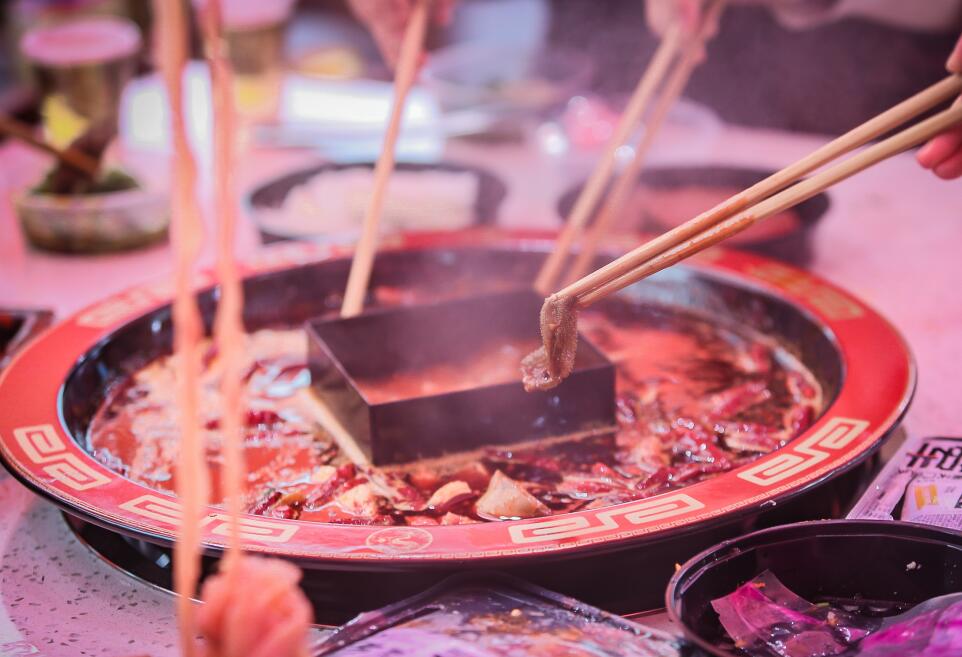 號(hào)稱來重慶必吃的地標(biāo)火鍋，朝天門讓你不留遺憾！
