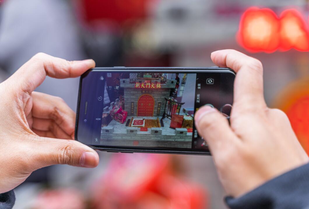 怎樣用短視頻打造網(wǎng)紅火鍋店？我?guī)湍阆肓怂恼校? /> 
</p>
<p>
	1、請(qǐng)吃播和美食達(dá)人來(lái)試吃
</p>
<p>
	明星擁有很高的流量，但一般的火鍋店是請(qǐng)不起明星的，那就可以找專(zhuān)門(mén)的網(wǎng)紅、吃播來(lái)試吃。讓他們分析味道、菜品、介紹特色，粉絲越高的吃播、網(wǎng)紅，其成本就越高，但帶來(lái)的效益卻十分不錯(cuò)，尤其在一二線(xiàn)城市。
</p>
<p>
	此外，從短視頻的播放量來(lái)分析，以?xún)?yōu)惠、價(jià)格為主題的短視頻往往能博得高流量，如“花XXX元吃到九盤(pán)菜”、“XXX元吃到十二盤(pán)肉食材”，就算不提火鍋店的名字，其播放量就可達(dá)百萬(wàn)，主打高性?xún)r(jià)比的，市井火鍋在這方面相當(dāng)吃香。
</p>
<p>
	2、餐廳內(nèi)拍段子
</p>
<p>
	有趣的劇情人們都愛(ài)看，很多火鍋店專(zhuān)門(mén)成立了短視頻小組，招編劇、攝影師、演員（部分火鍋店是員工自己當(dāng)演員），讓他們?cè)陂T(mén)店表演，增加門(mén)店的曝光量，其內(nèi)容包含反轉(zhuǎn)、搞笑、情感、鄉(xiāng)村。不知名的火鍋店如果內(nèi)容做得好，一個(gè)視頻也有機(jī)會(huì)獲得幾十萬(wàn)的播放量。因此企業(yè)在招人時(shí)，編劇十分重要，要找對(duì)平臺(tái)內(nèi)容推送有了解、研究的人來(lái)做。
</p>
<p>
	3、廚師長(zhǎng)分享實(shí)用技巧
</p>
<p>
	在2021年，諸多的美食博主憑借一手好廚藝紅遍大江南北，其實(shí)火鍋店中也可以把廚師長(zhǎng)打造成熱門(mén)IP，讓他分享火鍋的冷知識(shí)，辟謠火鍋傳聞，不愿意露臉的廚師長(zhǎng)也可親自上手教大家做菜、做火鍋底料，甚至是秀刀工。
</p>
<p>
	4、餐廳有美女或招兼職模特
</p>
<p>
	美女是短視頻博流量簡(jiǎn)單、有效的手段，火鍋店可以專(zhuān)門(mén)招一個(gè)形象氣質(zhì)出色的女生來(lái)參與拍攝，如果不愿意長(zhǎng)期花錢(qián)的火鍋店也可找兼職模特、演員來(lái)表演。內(nèi)容可以是火鍋店員追女生、火鍋店員搭訕、女生跳舞等等。
</p>
<p>
	肯花錢(qián)的公司來(lái)做短視頻是能夠做起來(lái)的，如果覺(jué)得成本太高，也可以將短視頻的任務(wù)專(zhuān)門(mén)外包給專(zhuān)業(yè)的短視頻公司，這就需要老板與他們好好談價(jià)錢(qián)了。以上就是朝天門(mén)火鍋的相關(guān)分享，希望對(duì)你有所幫助，如果有其他疑問(wèn)，可以給我們留言，一起探討、學(xué)習(xí)！
</p>                        </div>
                    </div>
                </div>
                <div   id=