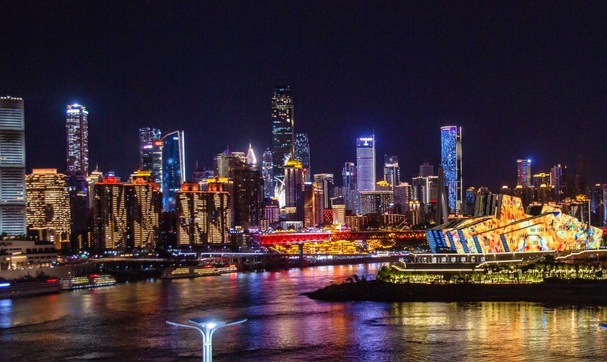 重慶土著推薦，逛八一美食街，吃重慶老火鍋！