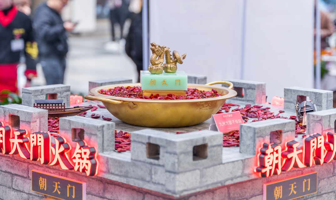 朝天門火鍋店，沒有雞骨泥，只有新鮮金湯花膠雞鍋！